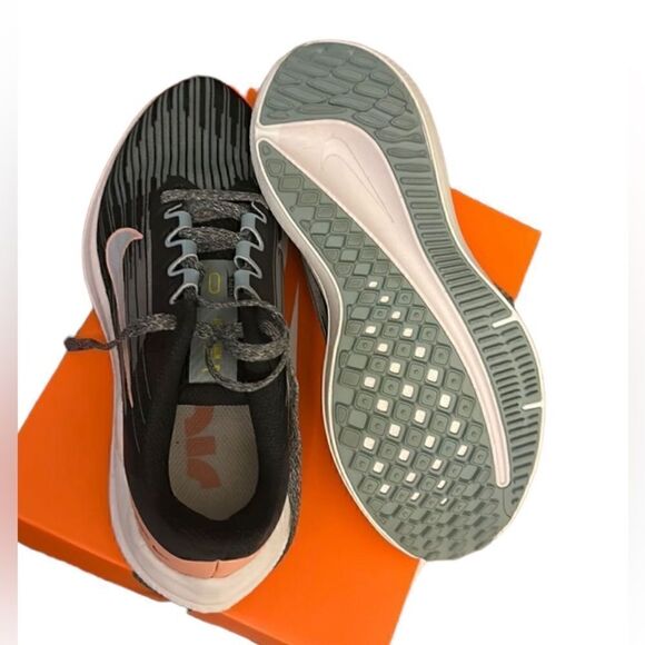 Nike shoes size 5 - Picture 1 of 4